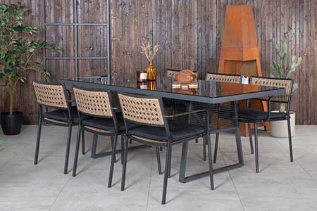 grande table de jardin aluminium et verre noir et chaise moderne en polyrotin